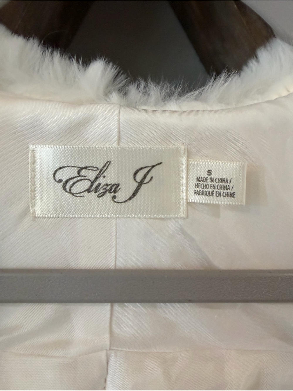Eliza J Faux Fur Capelet. Ivory. Size small. New with tags. - Picture 3 of 7